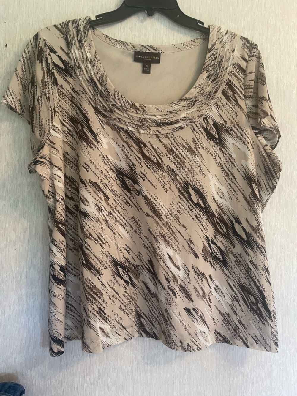 C0024 Dana Buchman Beige and Black Abstract Print Short Sleeve Top